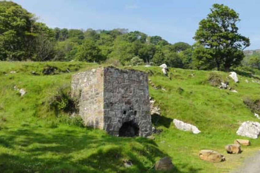 Murlough Bay Limekiln by Mat Tuck (CC BY-SA 2.0).