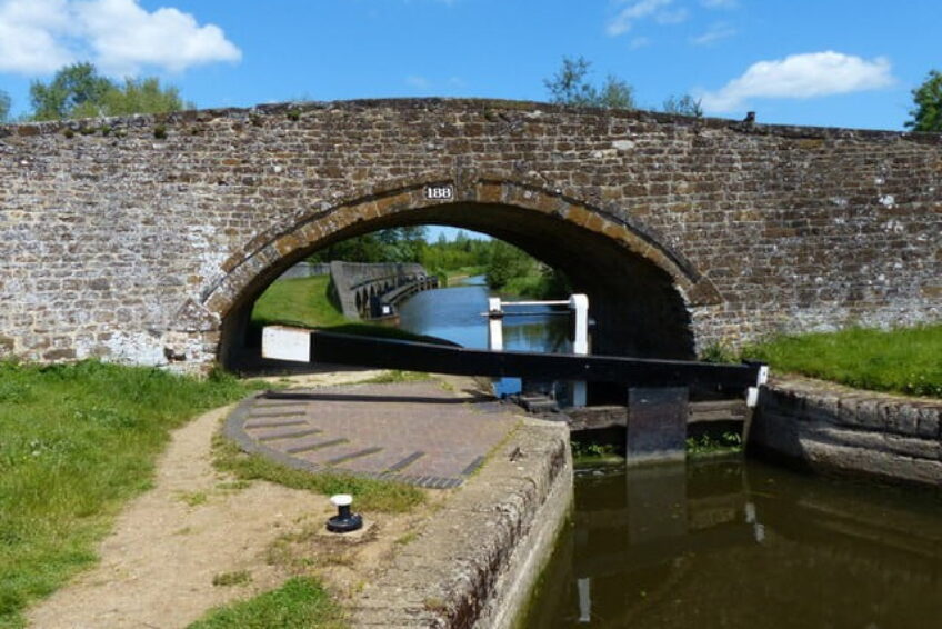 Aynho Weir Lock © Copyright Mat Fascione and licensed for reuse under CC by SA 2.0